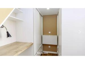 a kitchen with white walls and a glass wall at Estudio acogedor para 1-2 personas. WIFI L.CABRERA in Madrid