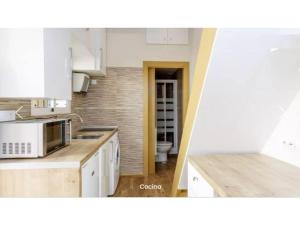 a kitchen with a sink and a microwave at Estudio acogedor para 1-2 personas. WIFI L.CABRERA in Madrid