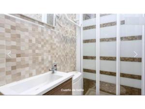 een badkamer met een bad, een toilet en een wastafel bij Estudio acogedor para 1-2 personas. WIFI L.CABRERA in Madrid