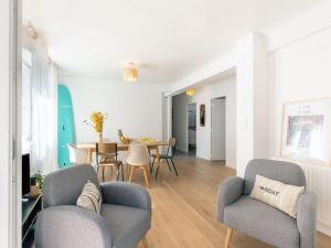 sala de estar con 2 sillas y mesa en Apartment Charles Floquet by Interhome, en Biarritz