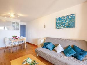 sala de estar con sofá y mesa en Apartment Les Coteaux de la Nartelle-20 by Interhome, en Sainte-Maxime