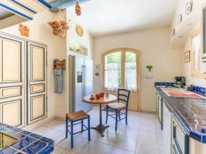 een keuken met een tafel en stoelen in een kamer bij Holiday Home La Noria by Interhome in Carpentras