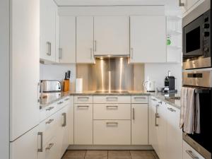 布夫雷Apartment Cook P5-3 by Interhome的白色的厨房配有白色橱柜和电器