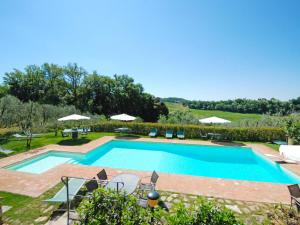 einen Pool mit Stühlen und Sonnenschirmen im Hof in der Unterkunft Apartment Le Buche-5 by Interhome in Monsanto