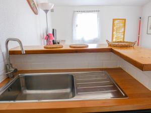 eine Küche mit Spüle und Arbeitsplatte in der Unterkunft Holiday Home Les Palombes-7 by Interhome in Lacanau-Océan + 28 Fotos