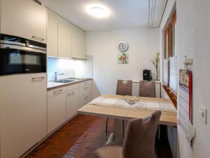 Majoituspaikan Apartment Aragon B47 by Interhome keittiö tai keittotila