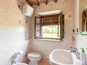 Kúpeľňa v ubytovaní Apartment Le Buche-4 by Interhome
