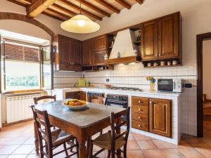 Kuchyňa alebo kuchynka v ubytovaní Holiday Home Le Buche-1 by Interhome + 37 fotografií