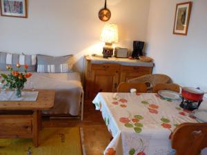 Zimmer mit einem Bett, einem Tisch und einem Bett sowie einem Tisch und Stühlen in der Unterkunft Apartment Châtillon C 16 by Interhome in Ovronnaz