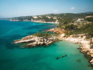 una vista aérea de una pequeña isla en el océano en Holiday Home Mas del Guixe by Interhome en Perelló