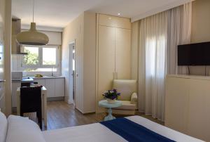 a hotel room with a bed and a kitchen at Aparthotel Novo Sancti Petri in Chiclana de la Frontera
