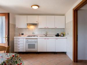 Kuhinja oz. manjša kuhinja v nastanitvi Holiday Home Conclonaz by Interhome