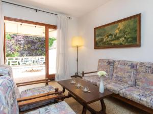 Sala de estar con 2 sofás y mesa en Apartment S'Esquirol II by Interhome, en Begur