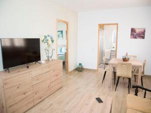 een woonkamer met een flatscreen-tv op een houten dressoir bij Holiday Home Masia del Mosso by Interhome in Camarles