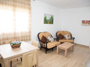 CamarlesにあるHoliday Home Masia del Mosso by Interhomeのリビングルーム(椅子2脚、テーブル付)