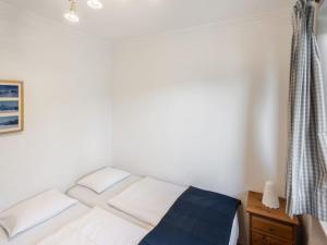 滨湖采尔斯坦萨里公寓的一间小卧室,配有一张床和一个梳妆台 更多22张照片