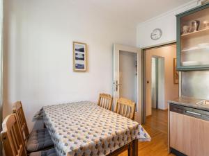 滨湖采尔斯坦萨里公寓的一间有桌子、椅子和厨房的房间