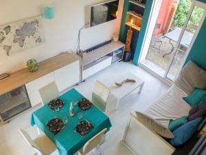 サン・シプリアン・プラージュにあるHoliday Home Mas del Sol by Interhomeのリビングルーム(テーブル、椅子付)のオーバーヘッドビュー