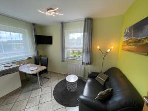 - un salon avec un canapé et une table dans l'établissement Apartment Weinand by Interhome, à Kottenborn