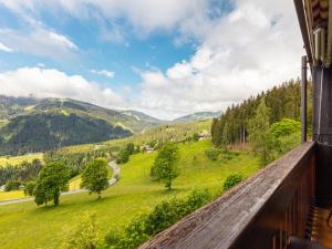 einen Blick auf das Tal vom Balkon eines Hauses in der Unterkunft Apartment Sonnenhang-1 by Interhome in Grünholzer