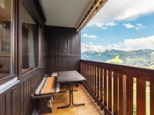 Apartment Sonnenhang-1 by Interhome tesisinde bir balkon veya teras