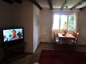 - un salon avec une télévision et une table à manger dans l'établissement Apartment Blechnerhof-1 by Interhome, à Hinterfalkau