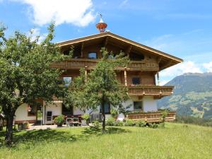 una casa en una colina con montañas en el fondo en Apartment Annelies-2 by Interhome, en Mühlfeld