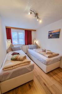 duas camas sentadas num quarto com em Apartment Zipparashof - KPL330 by Interhome em Perpat