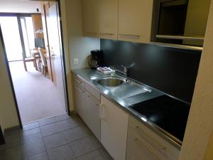 Kuchyň nebo kuchyňský kout v ubytování Apartment Apt C 015 by Interhome