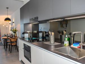 Kuchyň nebo kuchyňský kout v ubytování Apartment Residenza Monte Bré - Apt-204 Haus2 by Interhome