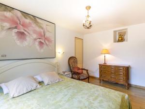um quarto com uma cama e uma cómoda em Holiday Home Les Bambous - GUI110 by Interhome em Guissény