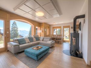 Un lugar para sentarse en Chalet Campanule by Interhome