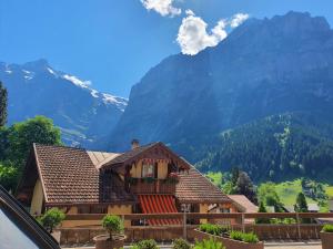 une maison avec vue sur la montagne dans l'établissement Apartment Chalet Abendrot-27 by Interhome, à Grindelwald