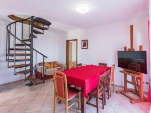 Μια τηλεόραση ή/και κέντρο ψυχαγωγίας στο Apartment Giuliano-4 by Interhome