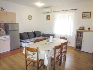 Una cocina y una sala de estar con una mesa y un sofá. en Holiday Home Marija by Interhome, en Starigrad-Paklenica 14 fotos más