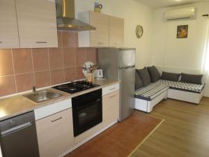 una cocina con fregadero y estufa horno superior en Holiday Home Marija by Interhome, en Starigrad-Paklenica