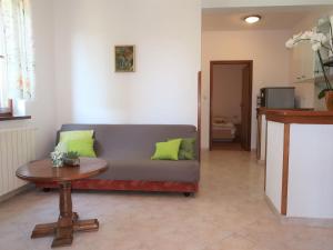 een woonkamer met een bank en een tafel bij Apartment Mirjana-1 by Interhome in Ružići