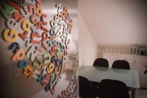 a meeting room with a wall covered in colorful buttons at Tolle Wohnung in zentraler Lage in Neu-Ulm in Neu Ulm +39 photos