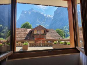グリンデルワルトにあるApartment Chalet Abendrot-24 by Interhomeの山の景色を望む窓