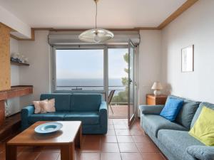 uma sala de estar com um sofá e uma mesa em Holiday Home Orizzonte by Interhome em Marina dʼAndora