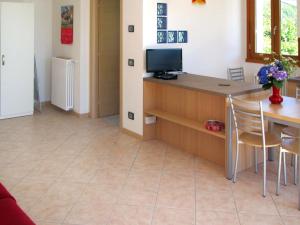 una cucina e una sala da pranzo con tavolo e TV di Apartment Bellavista GRV391 by Interhome a Consiglio di Rumo