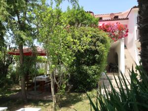 un jardin avec une table et des fleurs devant une maison dans l'établissement Apartment Villa Palma - LBN405 by Interhome, à Labin