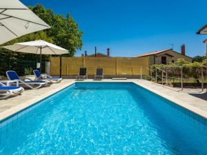 Bazén v ubytovaní Holiday Home Verbanac by Interhome alebo v jeho blízkosti