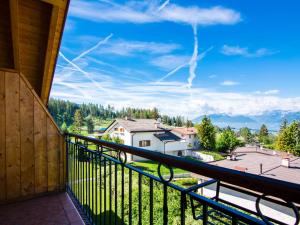 een balkon met uitzicht op de bergen bij Apartment Pensione Villa Belfiore-1 by Interhome in Ronzone +51 foto's