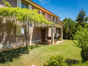 Vonkajšia záhrada v ubytovaní Holiday Home Verbanac by Interhome