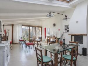 CenninaにあるApartment Lunaria by Interhomeのテーブルと椅子のあるキッチンとダイニングルーム