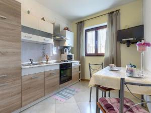 Kuchyň nebo kuchyňský kout v ubytování Apartment Lili-1 by Interhome
