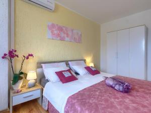 Postel nebo postele na pokoji v ubytování Apartment Lili-1 by Interhome