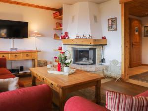 un soggiorno con tavolo e camino di Apartment Rhodonite 24 by Interhome a Villars-sur-Ollon
