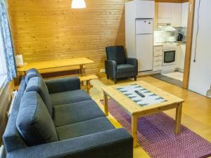ユッラスヤルヴィにあるHoliday Home Tunturinvieri l3 by Interhomeのリビングルーム(ソファ、テーブル付)、キッチンが備わります。